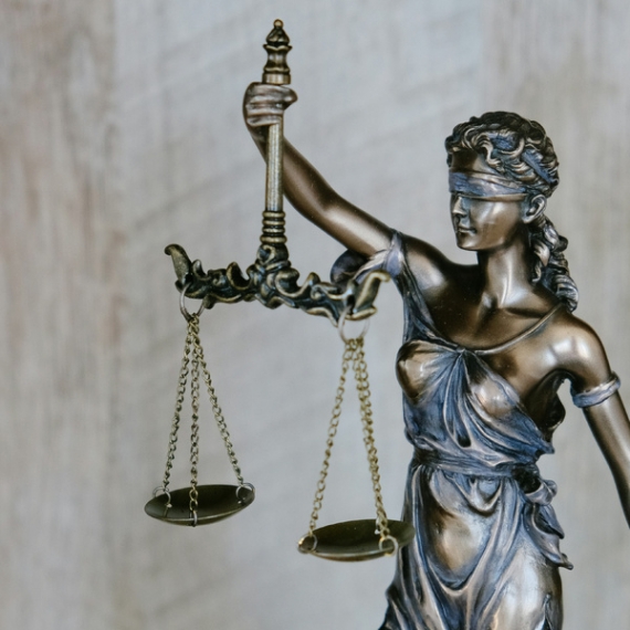 Tribunale di Roma: assistenza CAA secondo PEI, i limiti di bilancio non giustificano la riduzione delle ore.