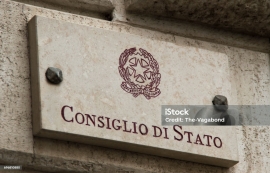 Esame avvocato: voto numerico &ldquo;sufficiente&rdquo; e nodo processuale sull&rsquo;assorbimento dei motivi. L&rsquo;ultima parola spetta alla Plenaria.