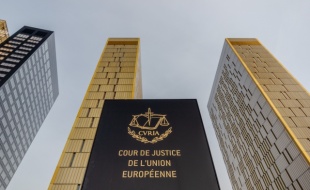 La Corte Ue contro la polizia italiana: “Vietare tatuaggi e l’obbligo di gonna discrimina le donne”.